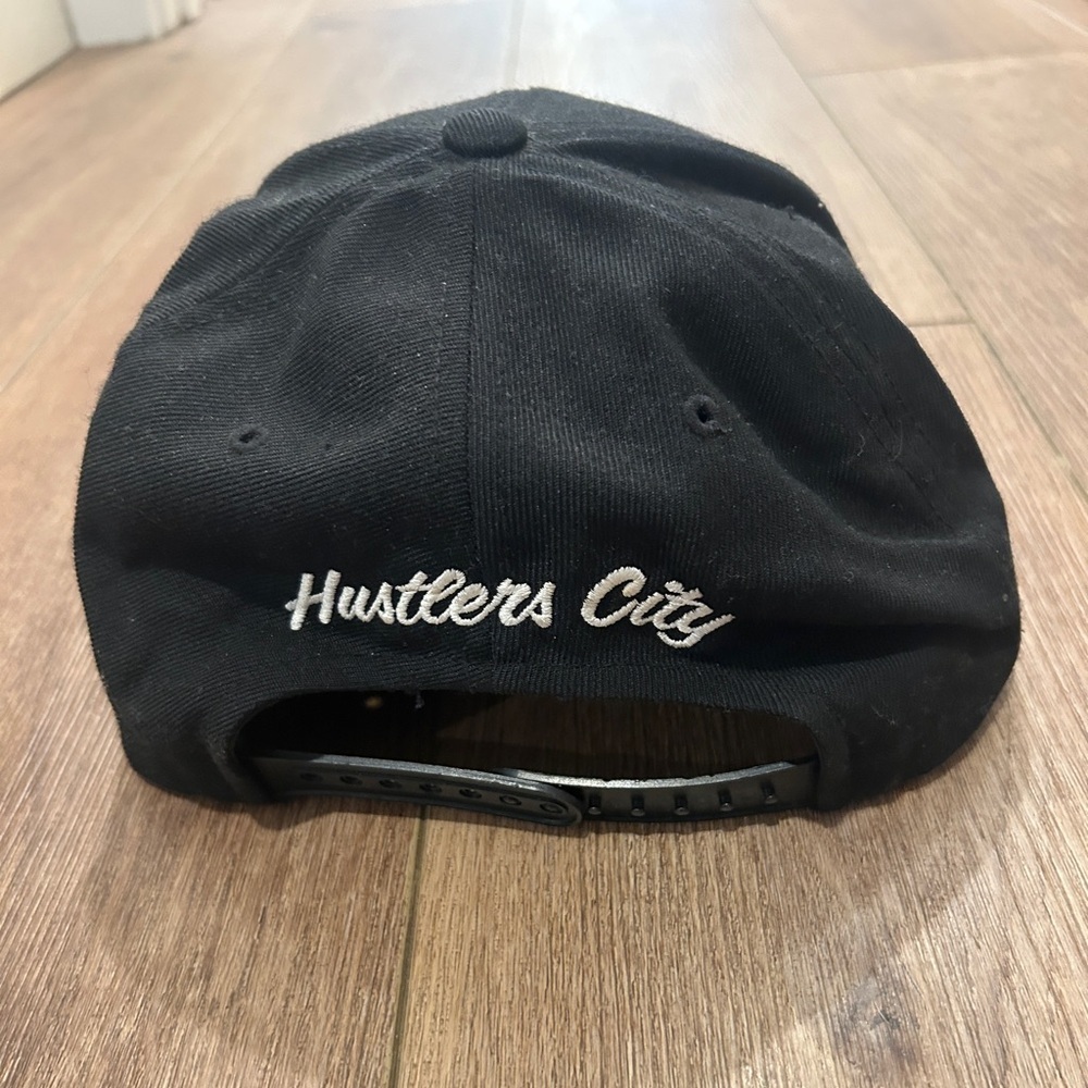 Black embroidered 90's SnapBack - Picture 3 of 4